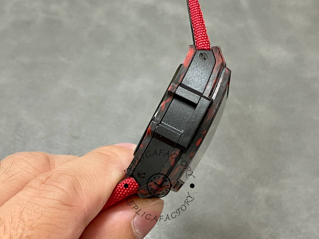 Hublot Big Bang 642.QV.0113.NR.CNY21 side profile showing case thickness line and pushers.