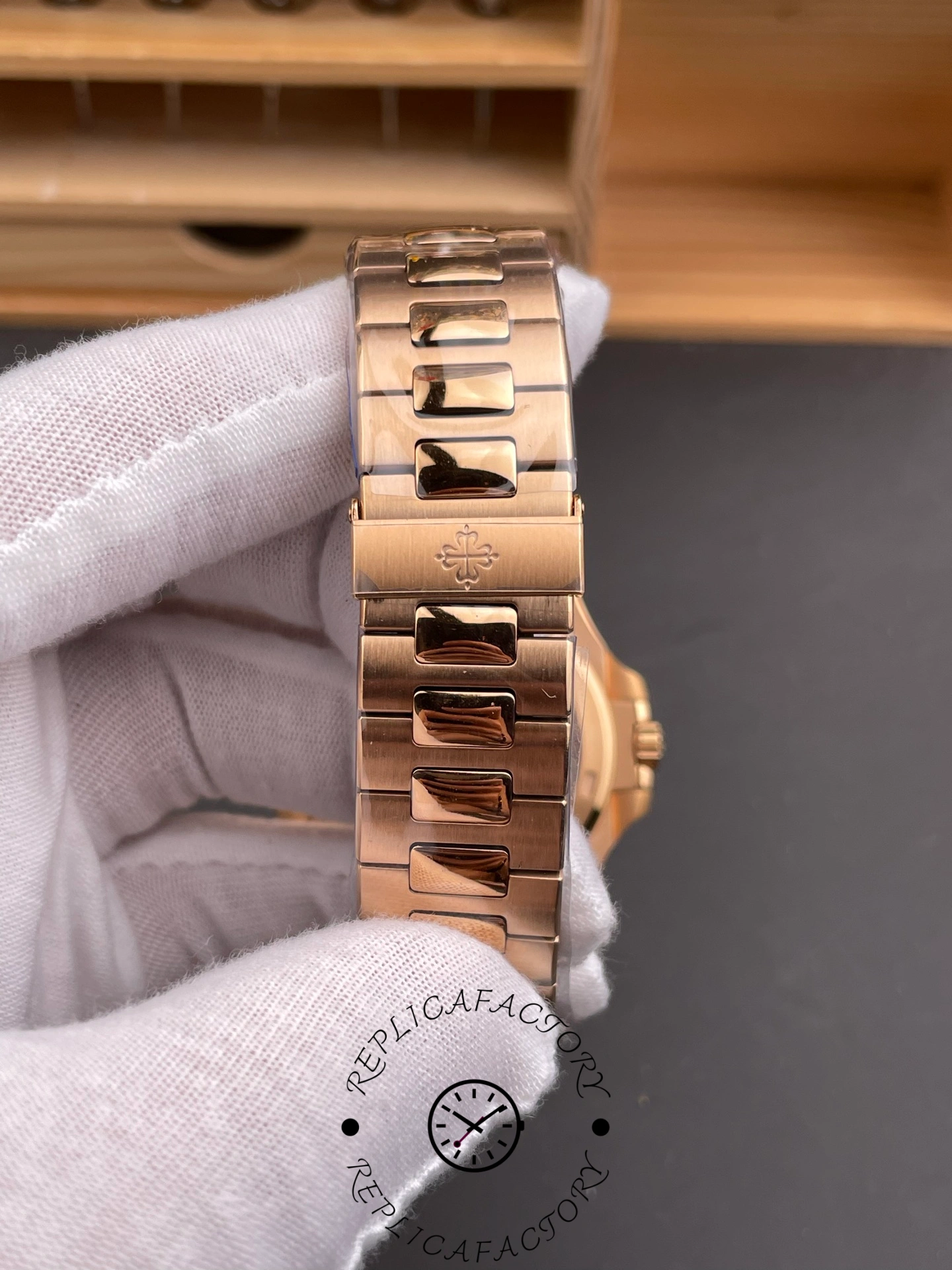 Replica Patek Philippe Nautilus 5711 1R 011 40MM Mens Watch