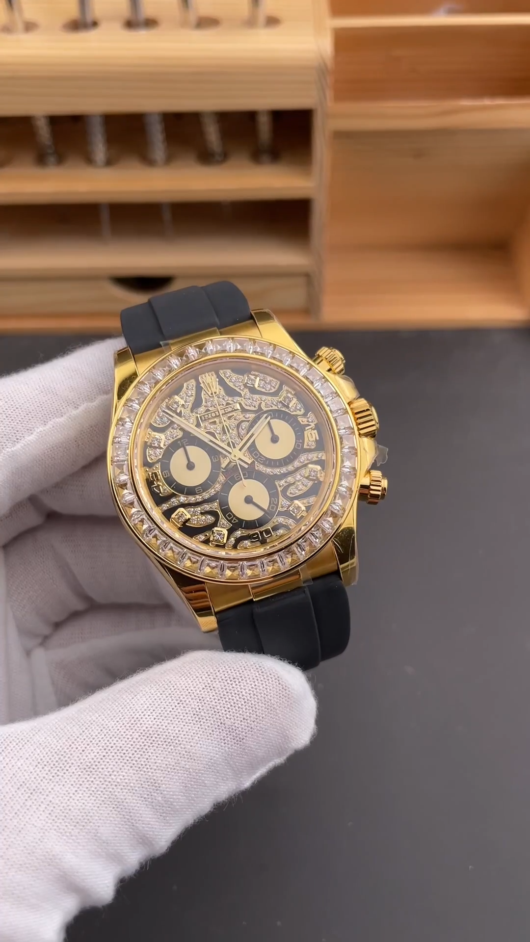 Rolex Cosmograph Daytona 116588 Yellow Gold Black Rubber Strap 40mm Mens Replica Watch