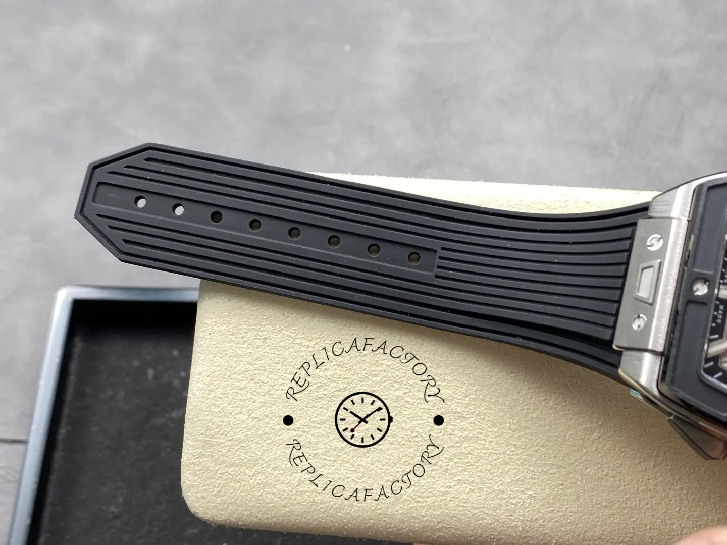 Strap tip view of Hublot 642.NM.0170.RX showing ribbed rubber texture and sizing holes.