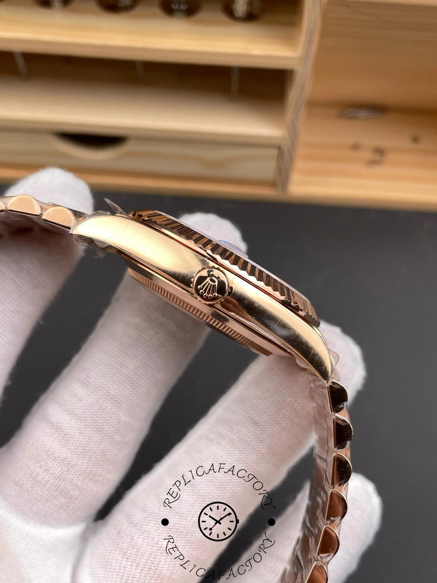 Rolex Day Date in 18 ct Everose Gold M228235 0055 40mm