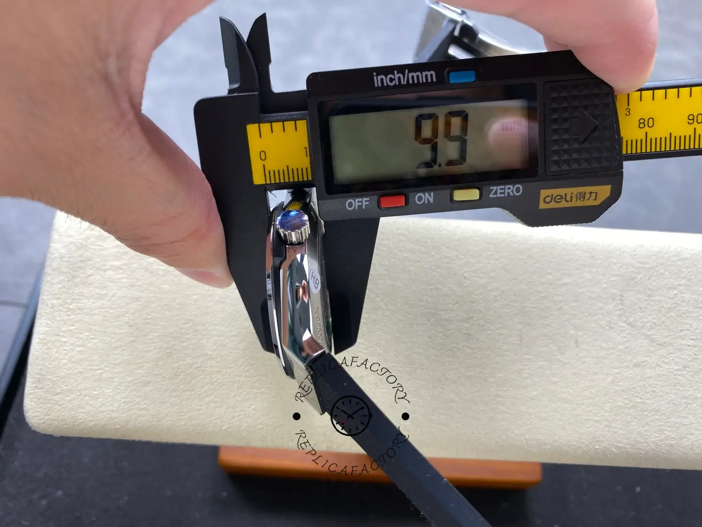 Side caliper view of Hublot 542.NX.1171.RX showing case side profile and crown position measurement.