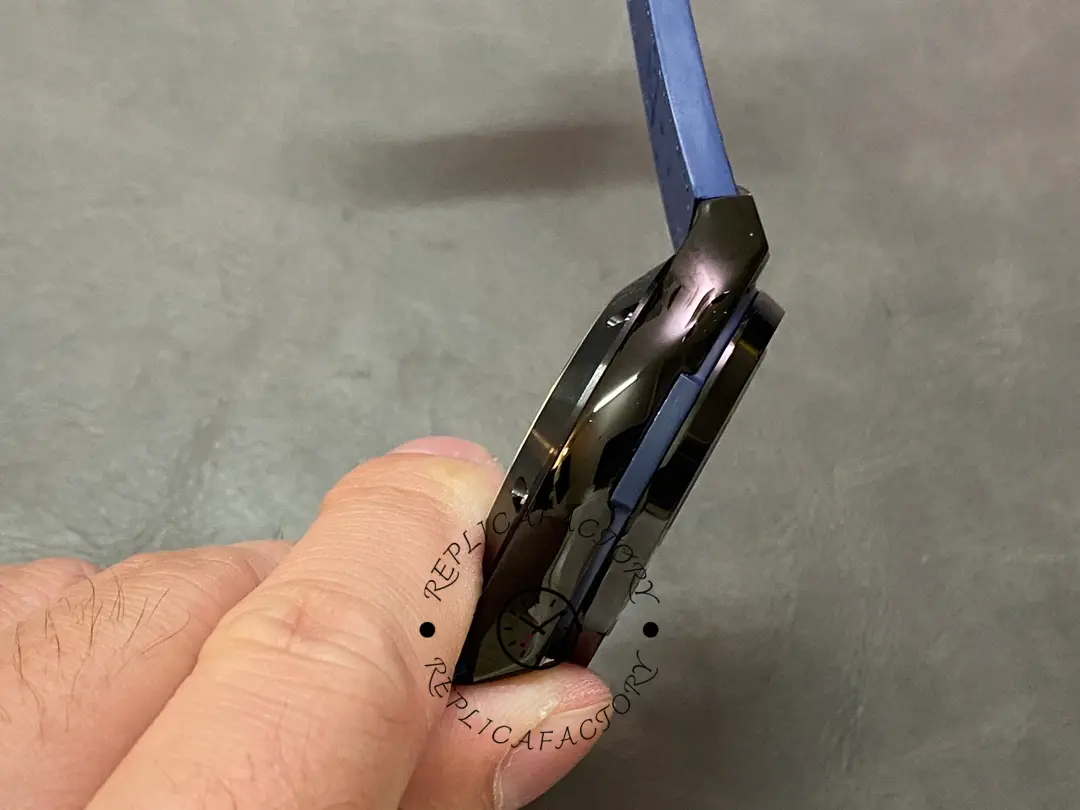 Side profile of Hublot 521.CM.7170.LR showing case curvature and mid-case finish.