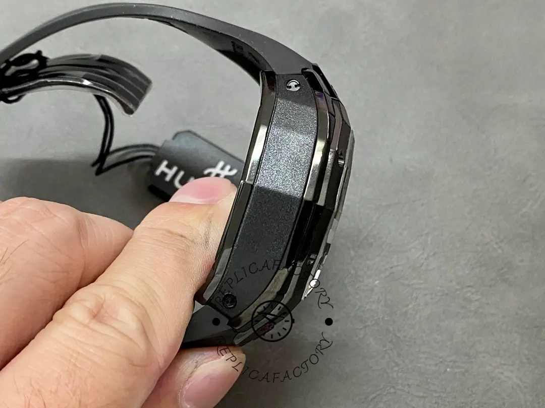 Side profile of Hublot 648.CX.0114.RX.MXM23 showing case flank finish and layered construction.