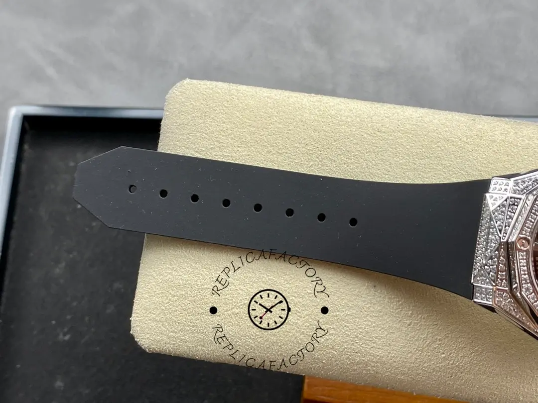 Strap holes and fit detail of Hublot Classic Fusion 550.NS.1800.RX.1604.ORL19 with rubber strap.