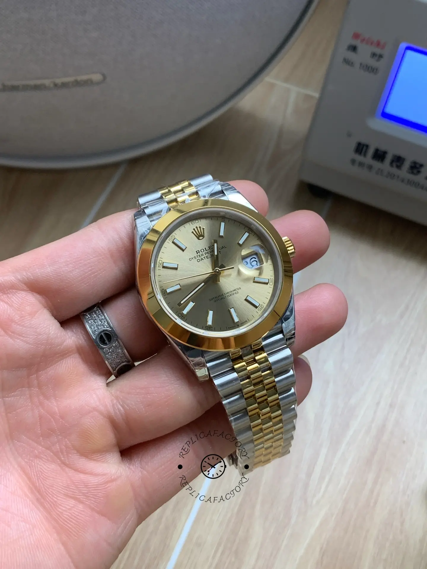 1:1 Clone Rolex Datejust 41 Smooth Bezel 126303-0010 Champagne Dial Automatic
