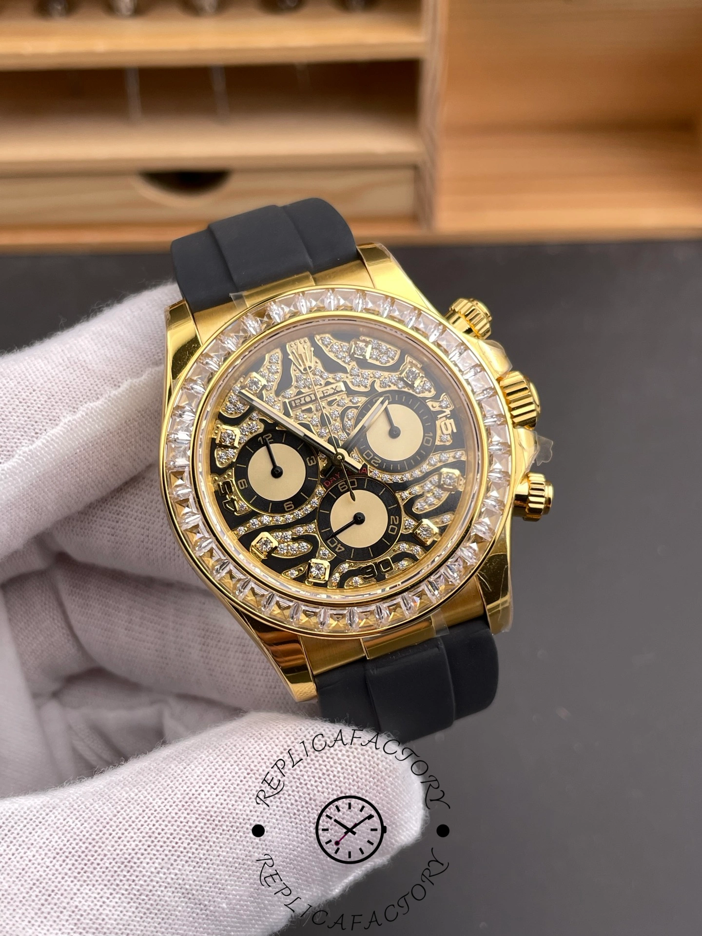 Rolex Cosmograph Daytona 116588 Yellow Gold Black Rubber Strap 40mm Mens Replica Watch