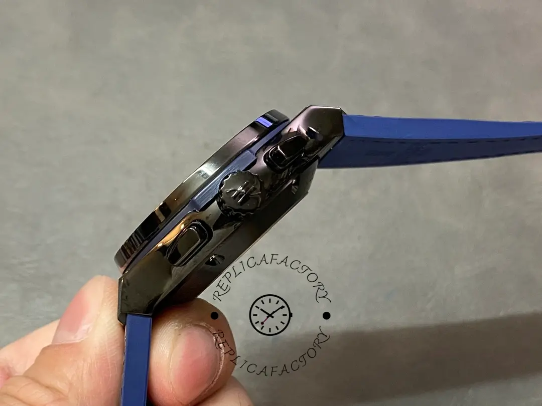 Side view of Hublot 521.CM.7170.LR showing crown and chronograph pushers on the right side.