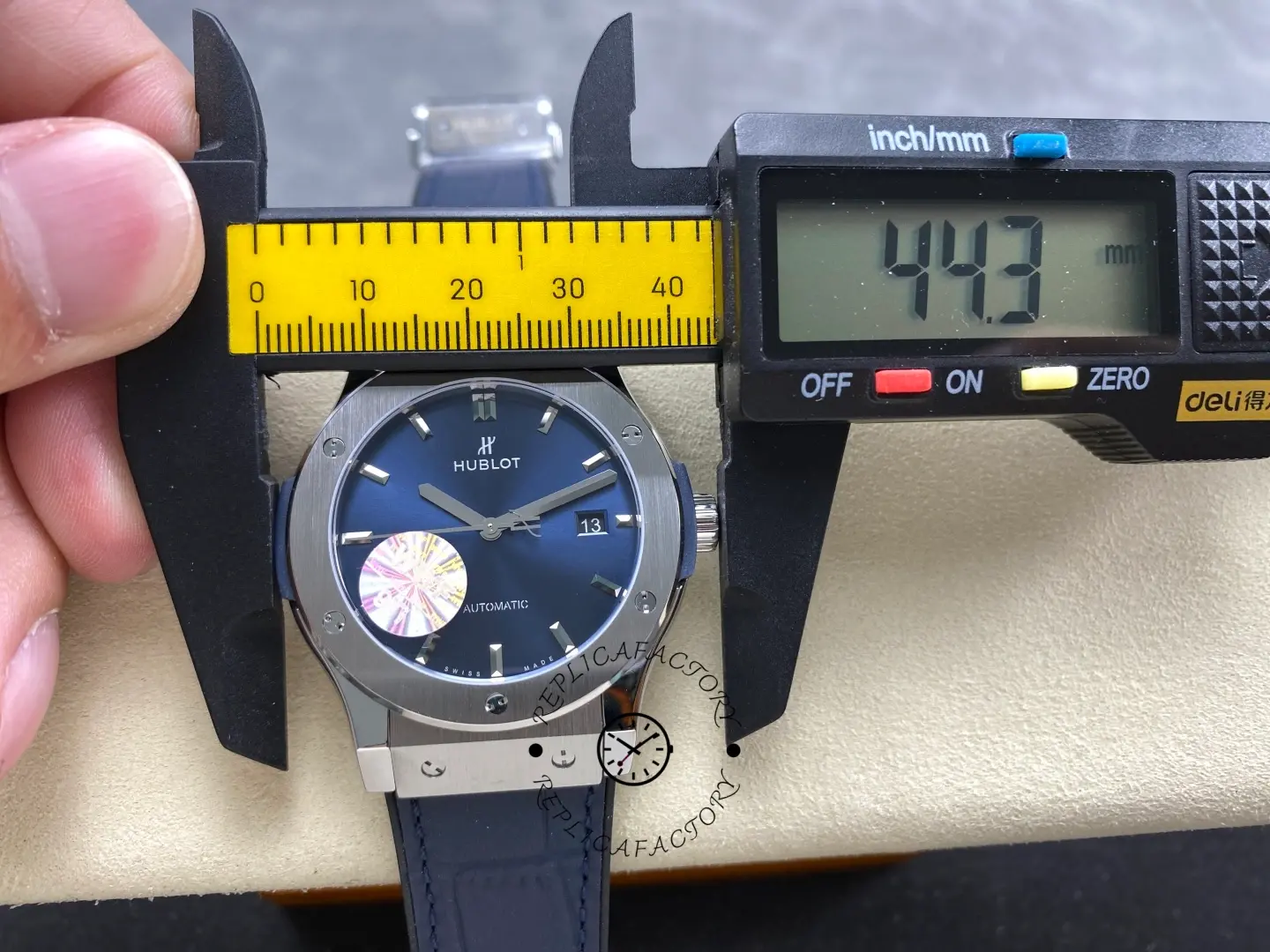 Caliper measurement of Hublot Classic Fusion 542.NX.7170.LR showing another diameter reading on the case.