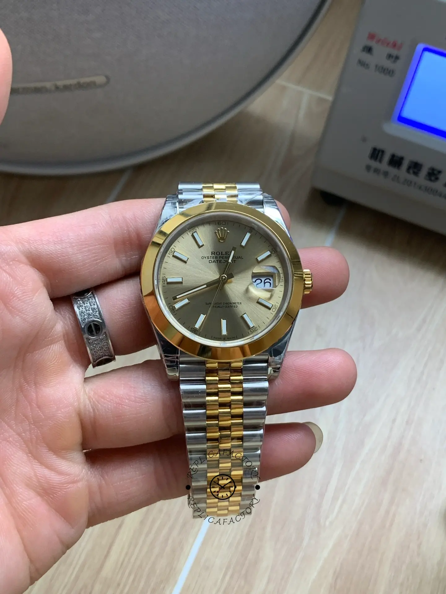 1:1 Clone Rolex Datejust 41 Smooth Bezel 126303-0010 Champagne Dial Automatic