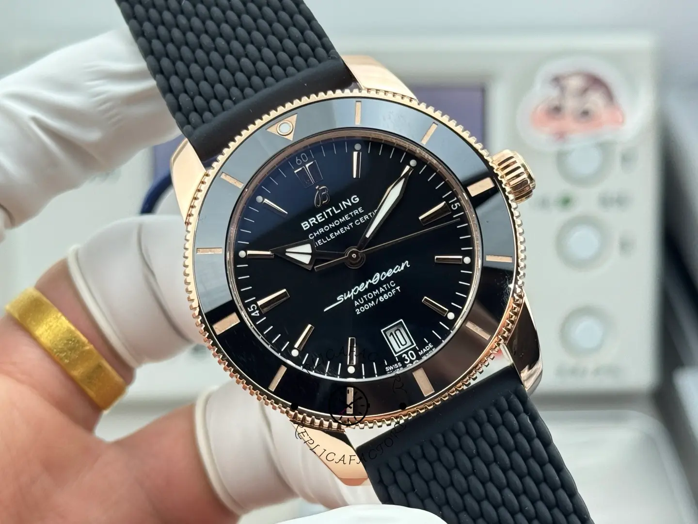 Breitling RB2010121B1S1, straight-on dial view with minute track and date window, black dial.