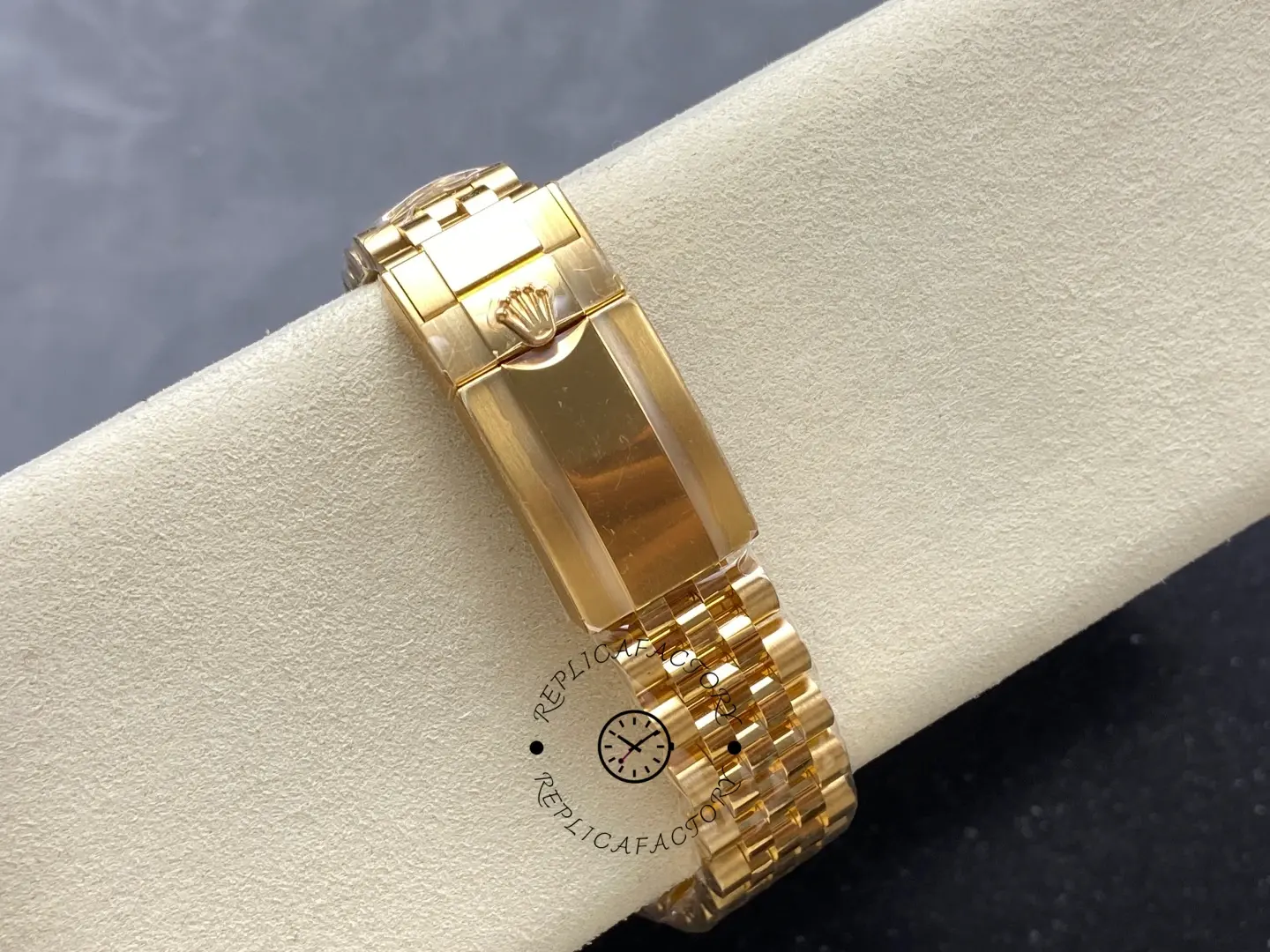 Rolex GMT-Master II clasp exterior yellow gold Jubilee