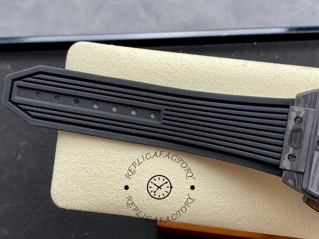 Rubber strap texture close-up of Hublot 642.CI.0170.RX showing ribbed pattern detail.