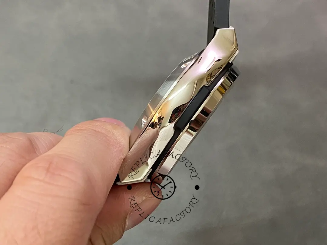 Side profile of Hublot 521.NX.7071.LR showing case curvature and thickness.