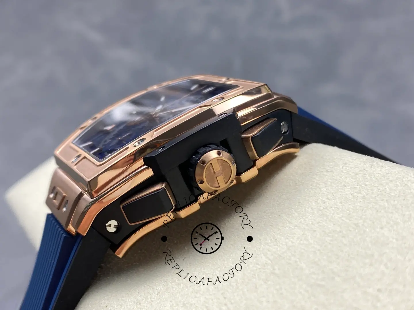 Side angle of Hublot Spirit of Big Bang 642.OX.7180.RX showing crown, pushers and case profile.