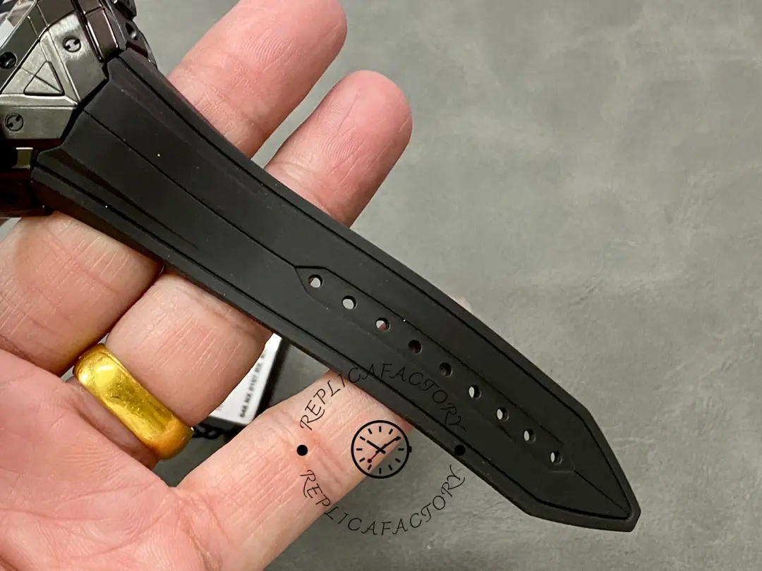 Rubber strap holes detail of Hublot 648.CX.0114.RX.MXM23 showing sizing holes and strap tip shape.