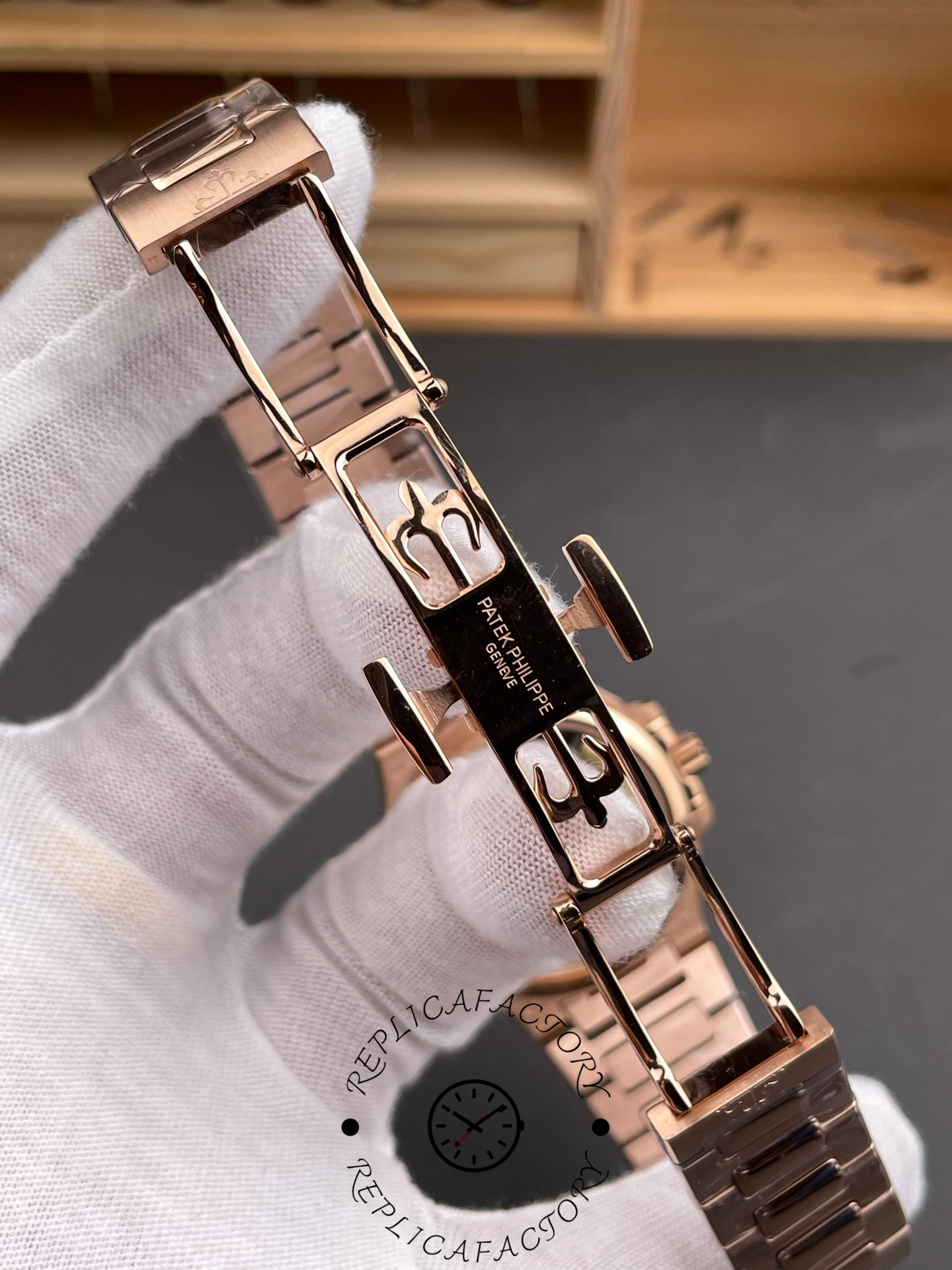 Replica Patek Philippe Nautilus 7118 1R 010 35.2mm