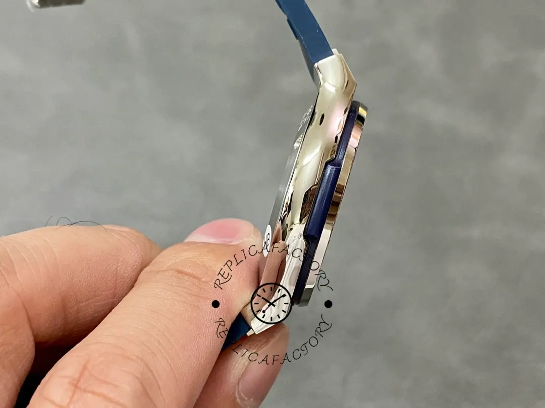 Side profile of Hublot Classic Fusion 565.NX.7170.RX.1204 showing slim case and polished edge.