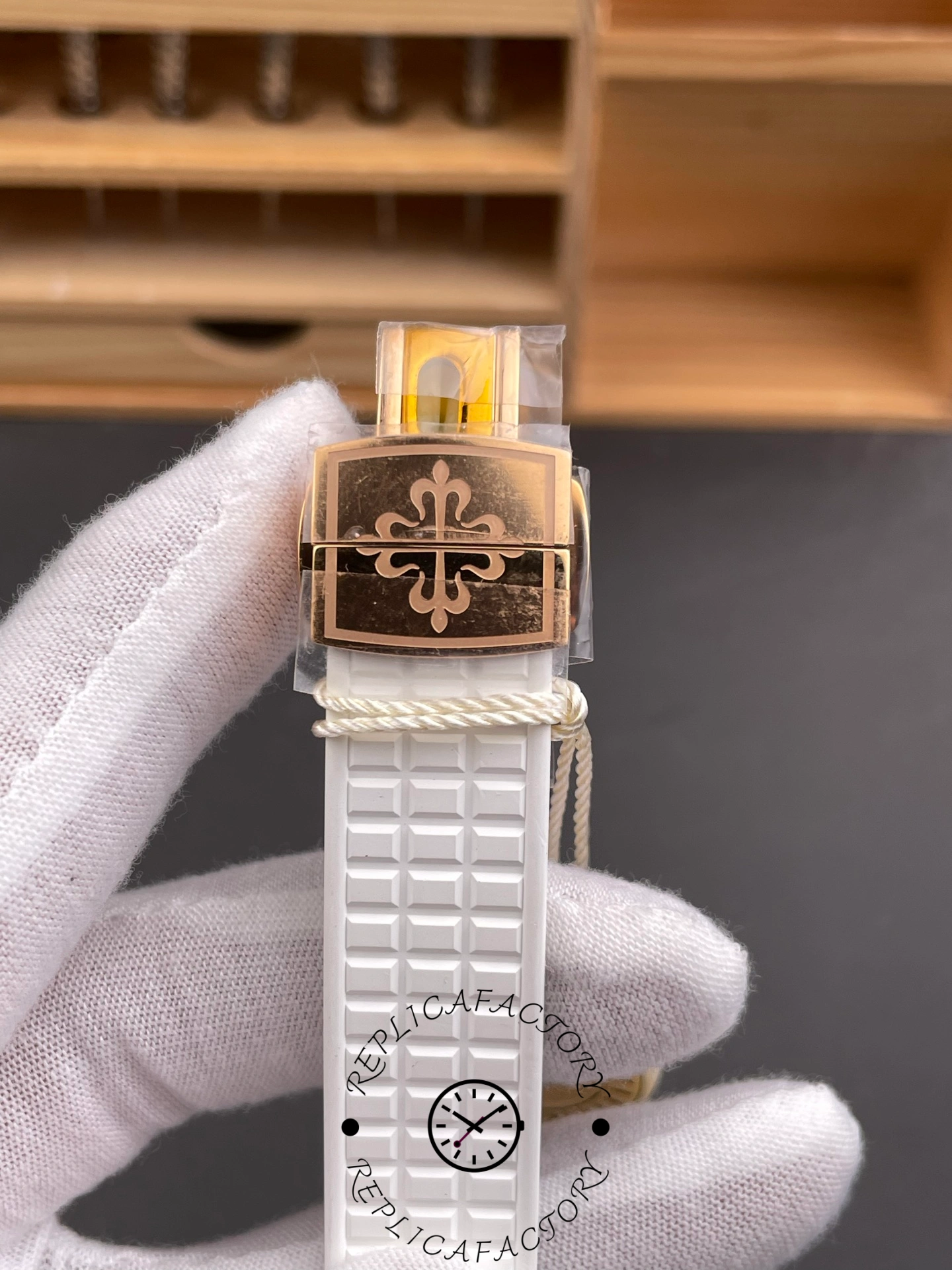 Replica Patek Philippe Aquanaut Rose Gold White Dial 5068R 010 35.6mm Lady Watch