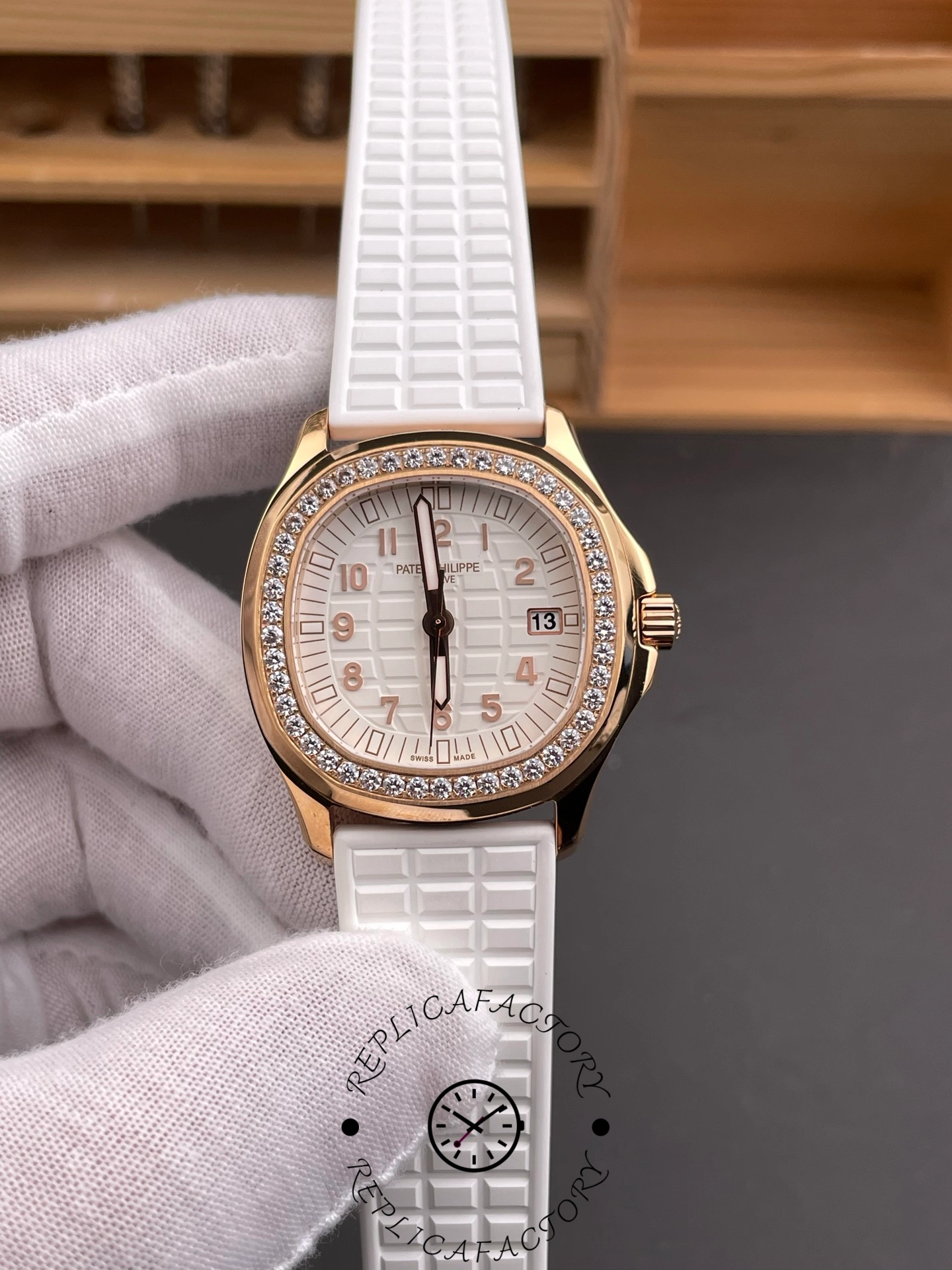 Replica Patek Philippe Aquanaut Rose Gold White Dial 5068R 010 35.6mm Lady Watch