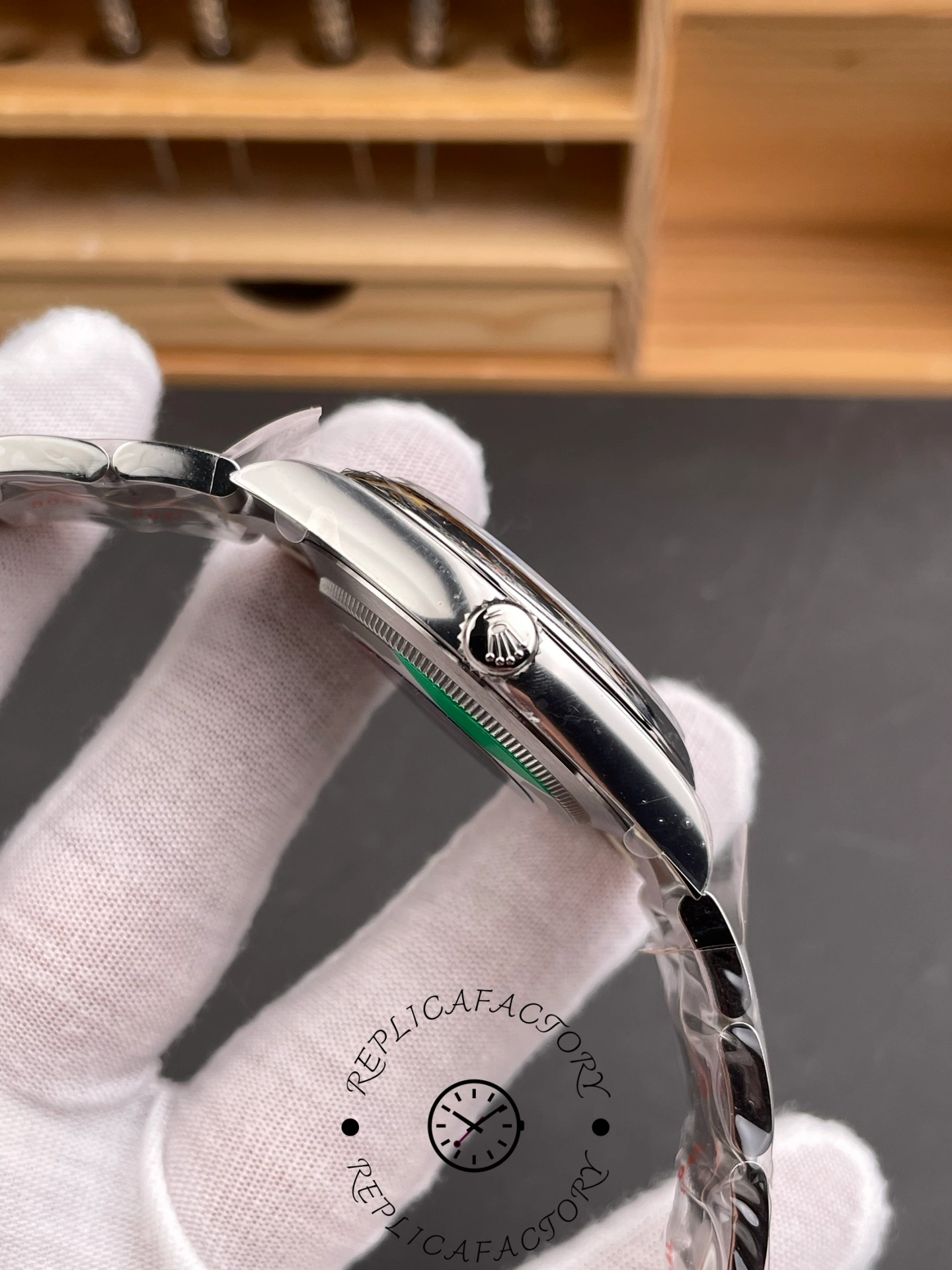 Rolex Oyster Perpetual 41 124300 0007 Red Dial