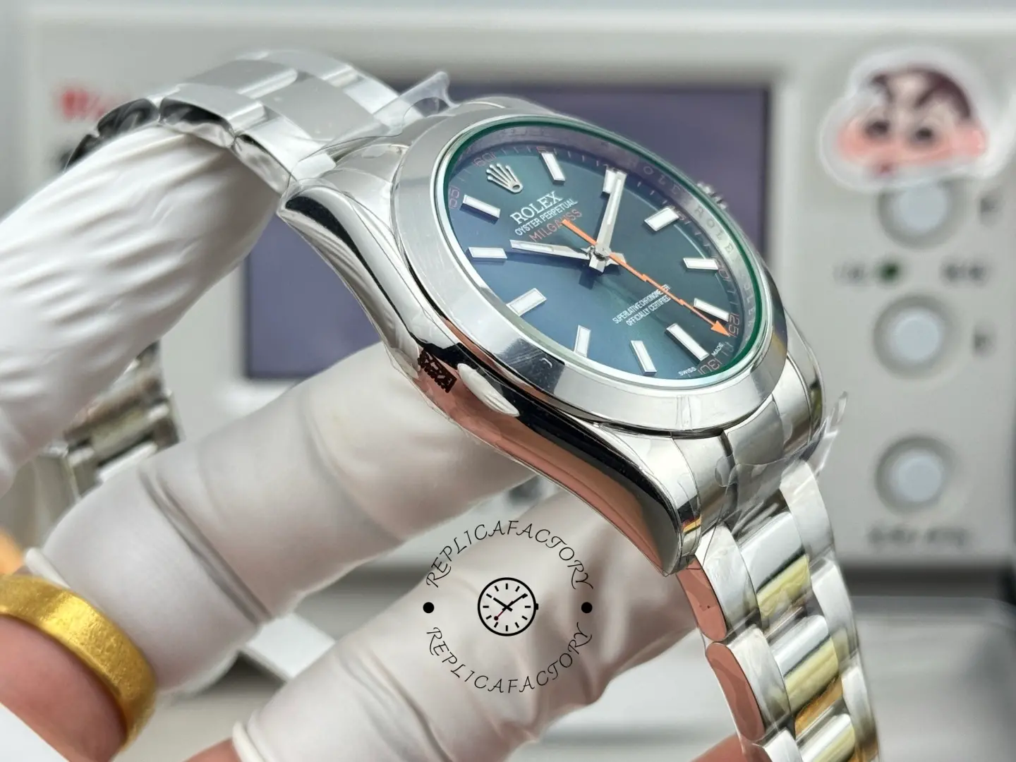 Side profile of Rolex Milgauss 116400GV-0002 showing case curve, bezel edge and steel bracelet links.