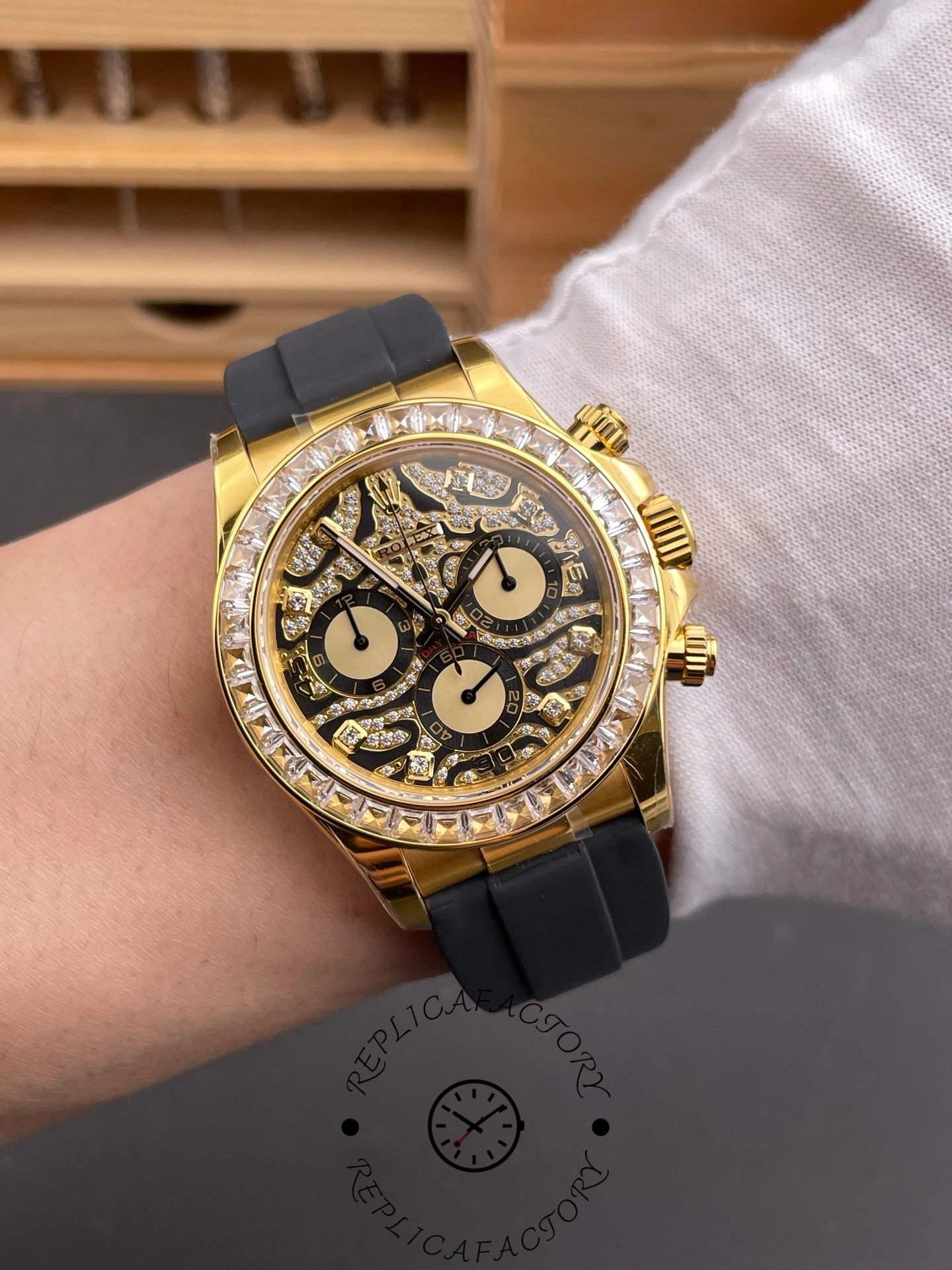 Rolex Cosmograph Daytona 116588 Yellow Gold Black Rubber Strap 40mm Mens Replica Watch