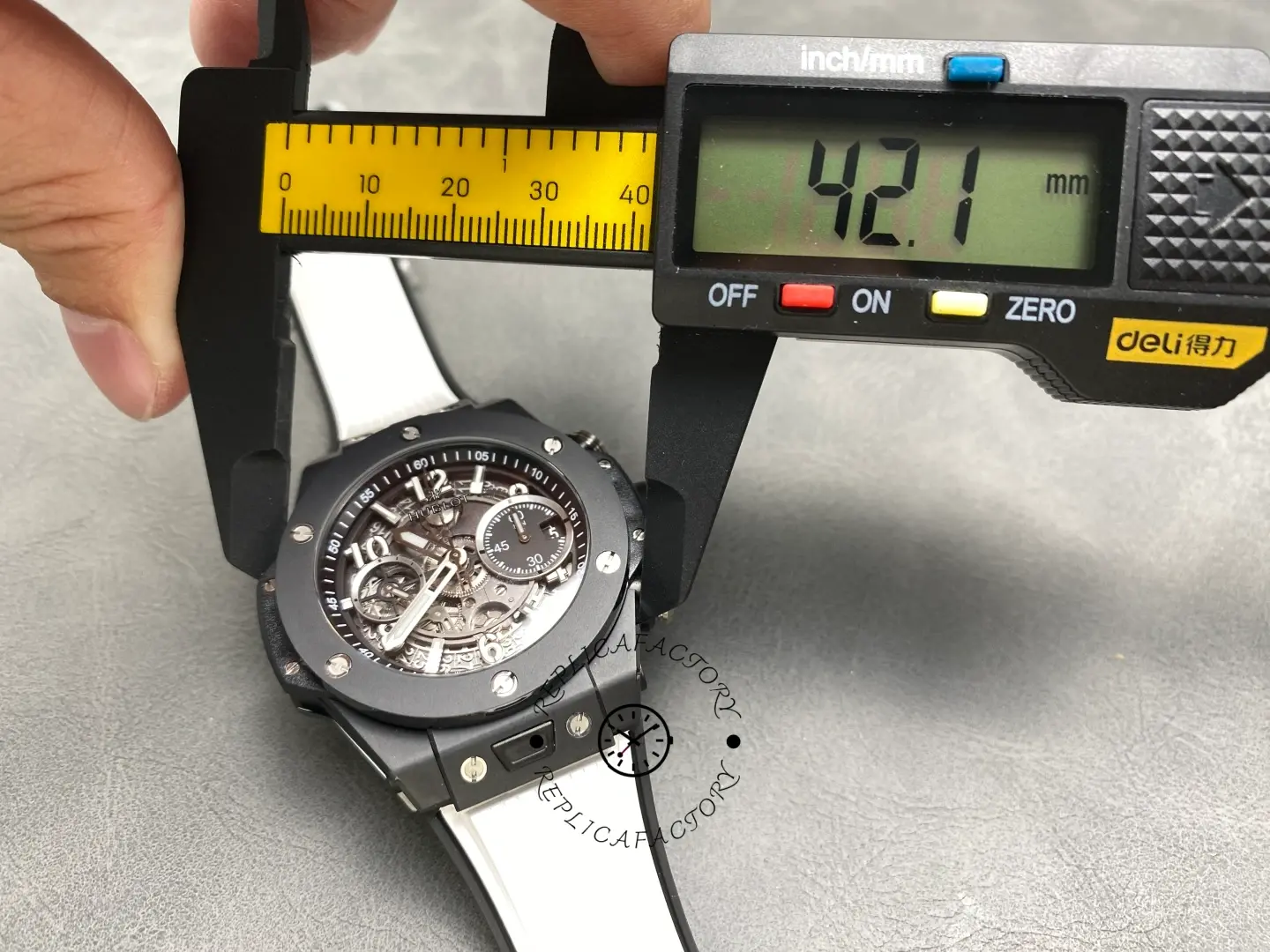 Caliper measurement of Hublot Classic Fusion 521.CO.1781.RX showing case diameter reading.