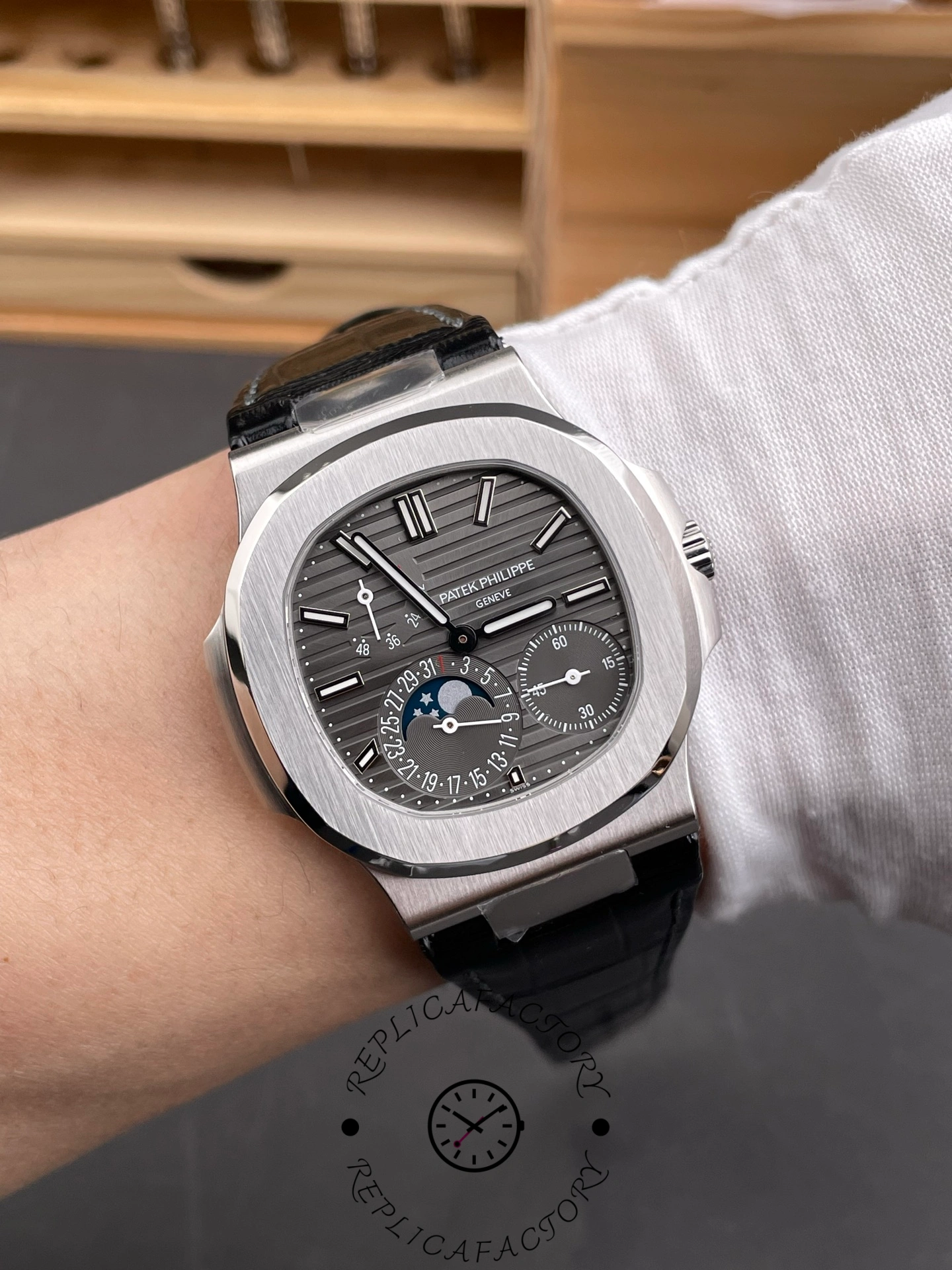 Replica Patek Philippe Nautilus 5712G 001 40mm Mens Watch