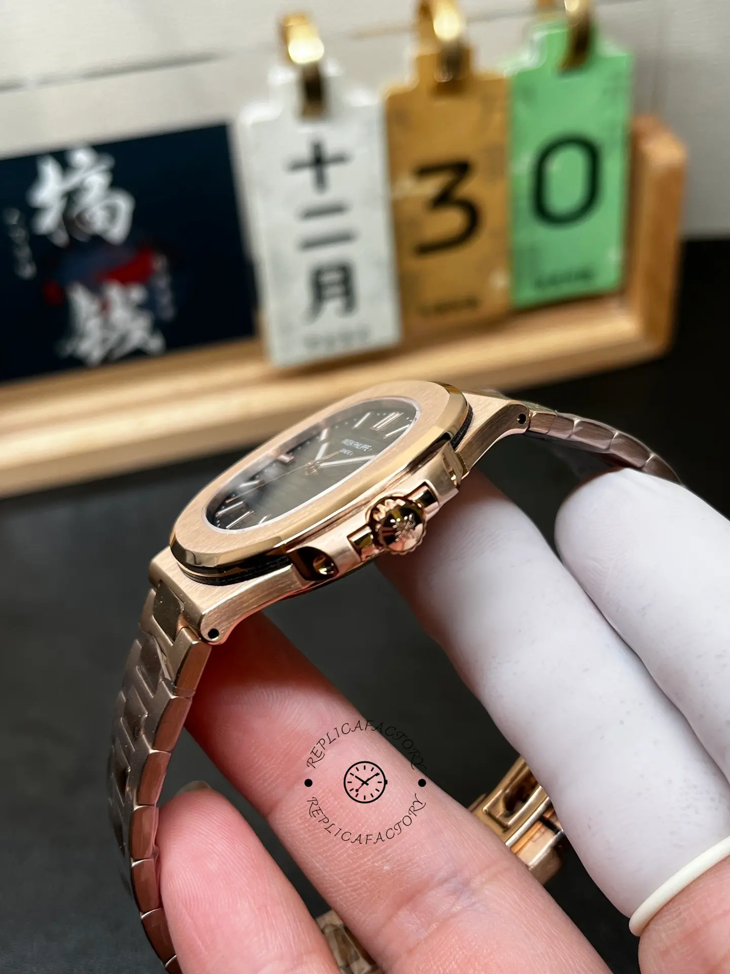 Side profile of Patek Philippe Nautilus 5711/1R-001 showing crown position.