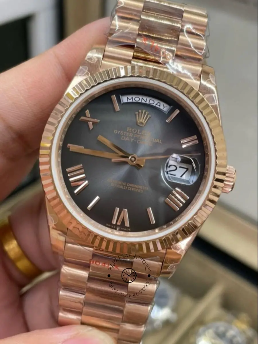 Rolex Day Date in 18 ct Everose Gold M228235 0055 40mm