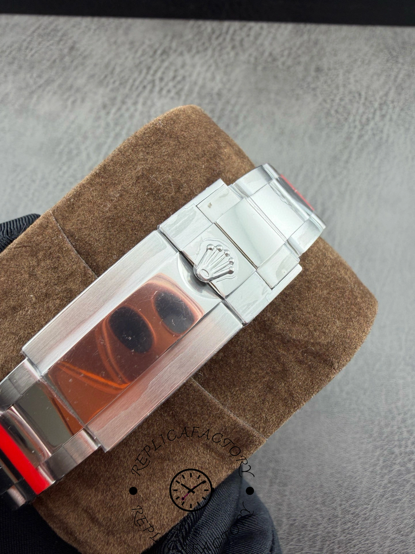 Oyster style clasp crown detail on VS Daytona replica