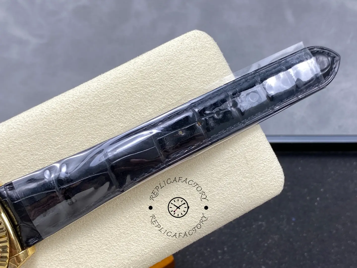 1:1 Clone Rolex Day-Date Champagne Index Dial 36 Leather Strap 118138