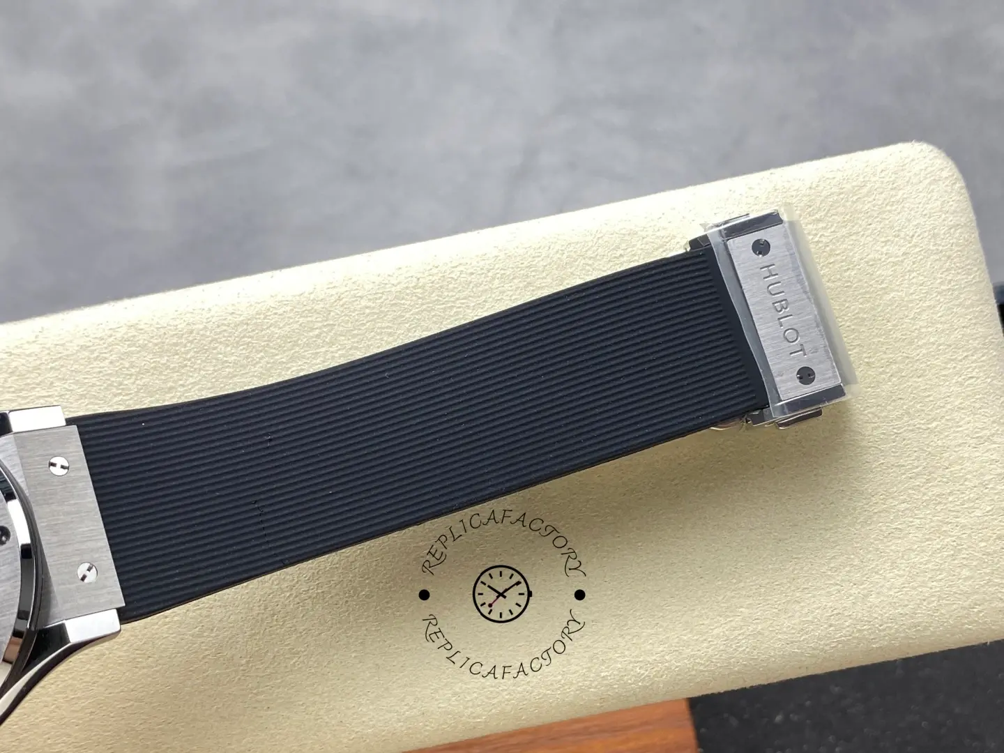 Rubber strap and clasp end of Hublot 542.NX.1171.RX showing HUBLOT engraving on the deployant clasp.