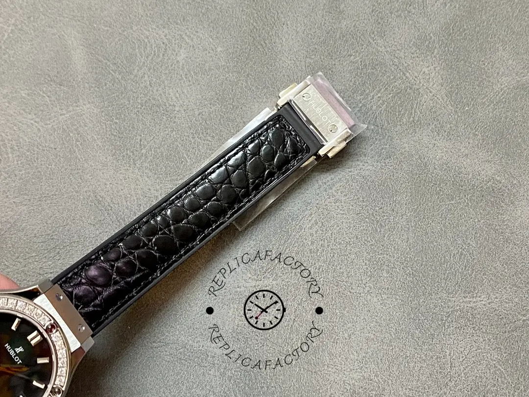 Hublot Classic Fusion 581.NX.1171.LR.1104 strap end close-up, leather texture and stitching detail.