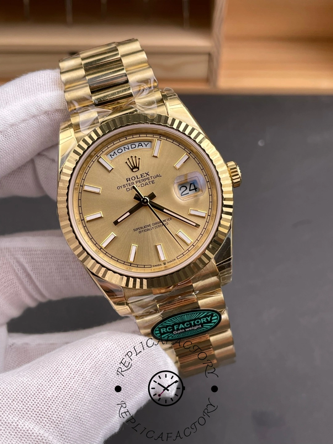 Rolex Day-Date 228238 Champagne Diamond Dial Fluted Bezel 40mm Mens Replica Watch