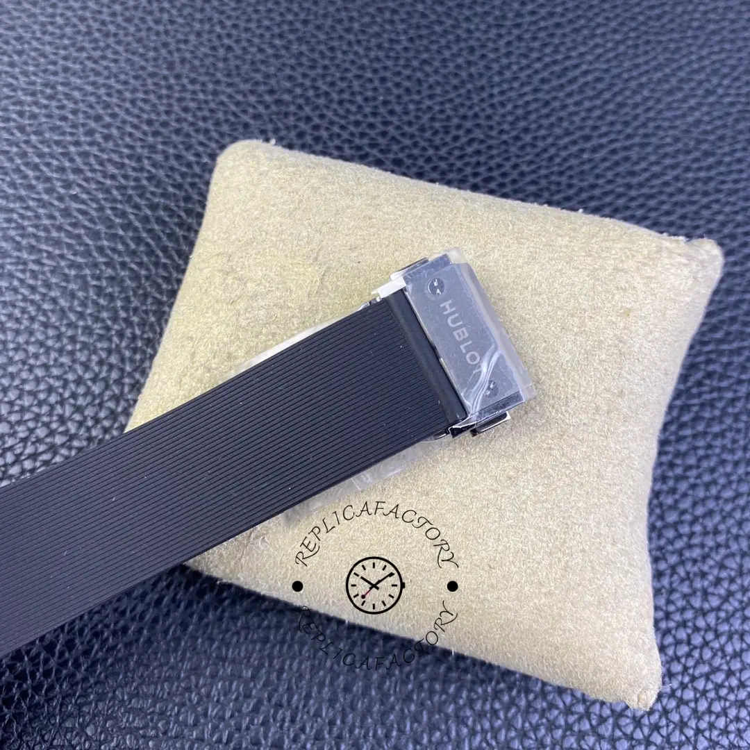 Strap end detail of Hublot Classic Fusion 511.CO.1181.RX, rubber texture and keeper shown.