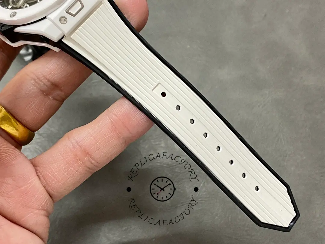 Buckle and strap view of Hublot Big Bang Unico 411.HX.1171.RX showing clasp and adjustment holes.