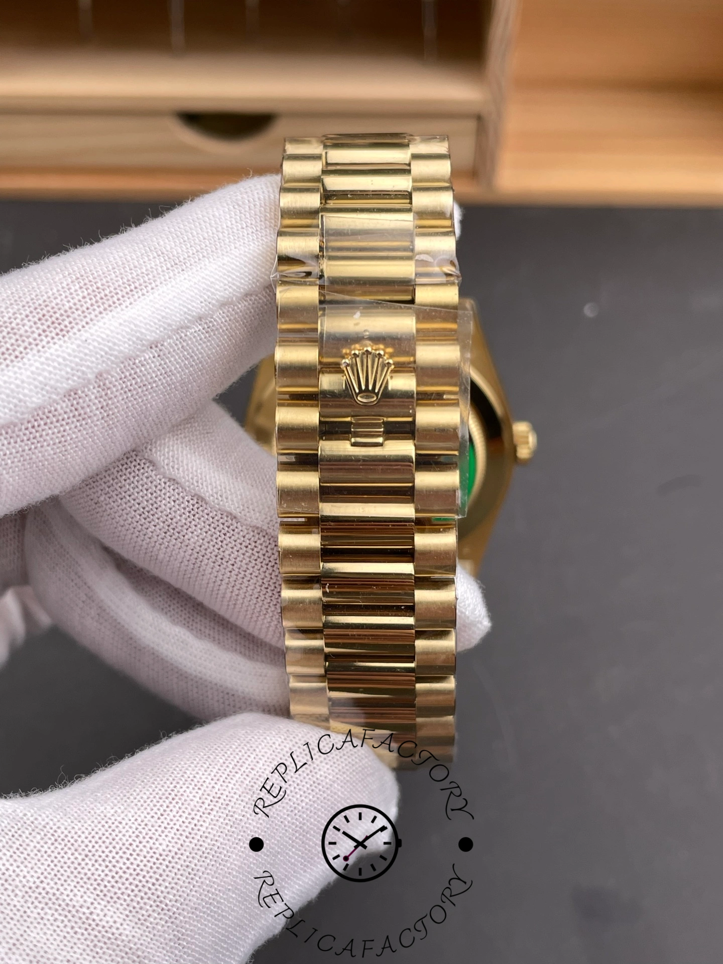 Rolex Day-Date 228238 Champagne Diamond Dial Fluted Bezel 40mm Mens Replica Watch