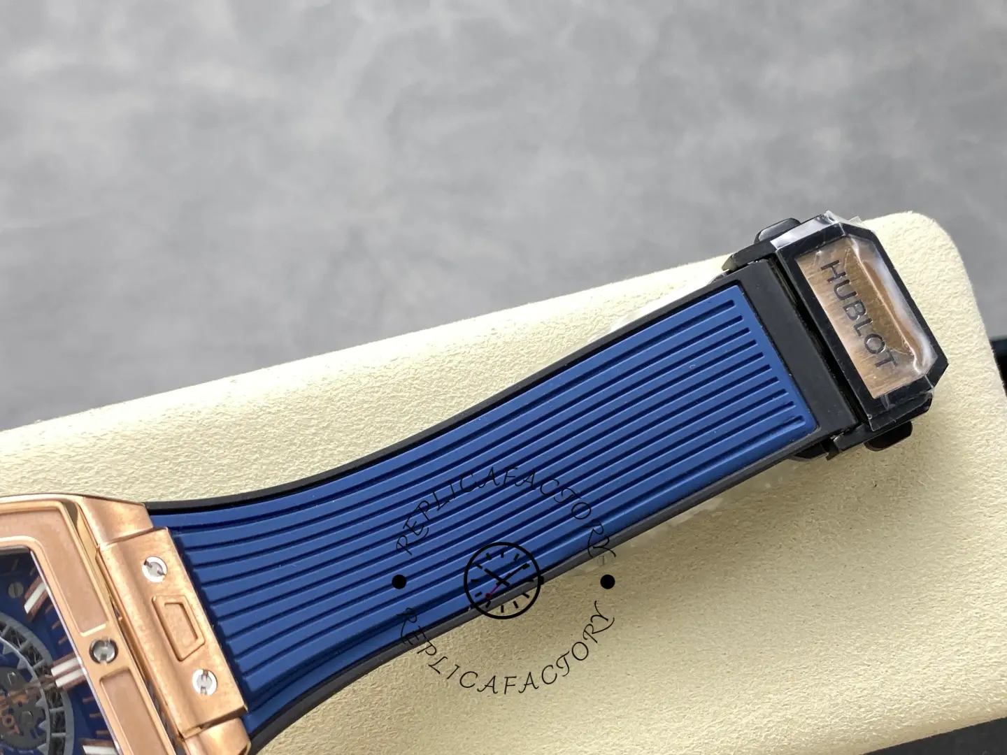 Buckle end close-up of Hublot Spirit of Big Bang 642.OX.7180.RX showing blue strap and clasp.