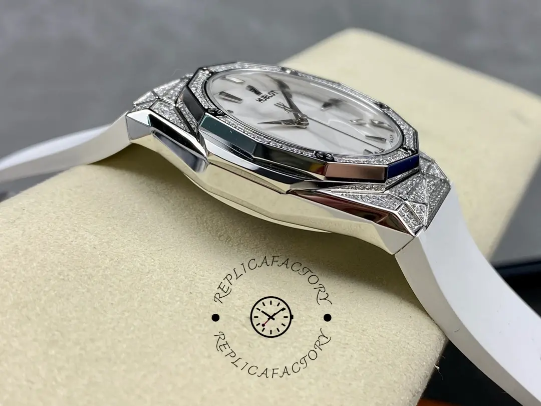 Side profile of Hublot Classic Fusion 550.NS.2200.RW.1604.ORL20 showing case thickness and bezel edge.