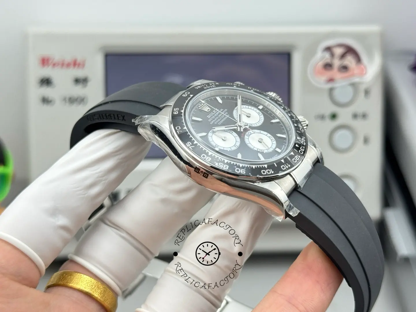 Side profile of Rolex Cosmograph Daytona 126519LN showing case curve, bezel edge, and Oysterflex strap.