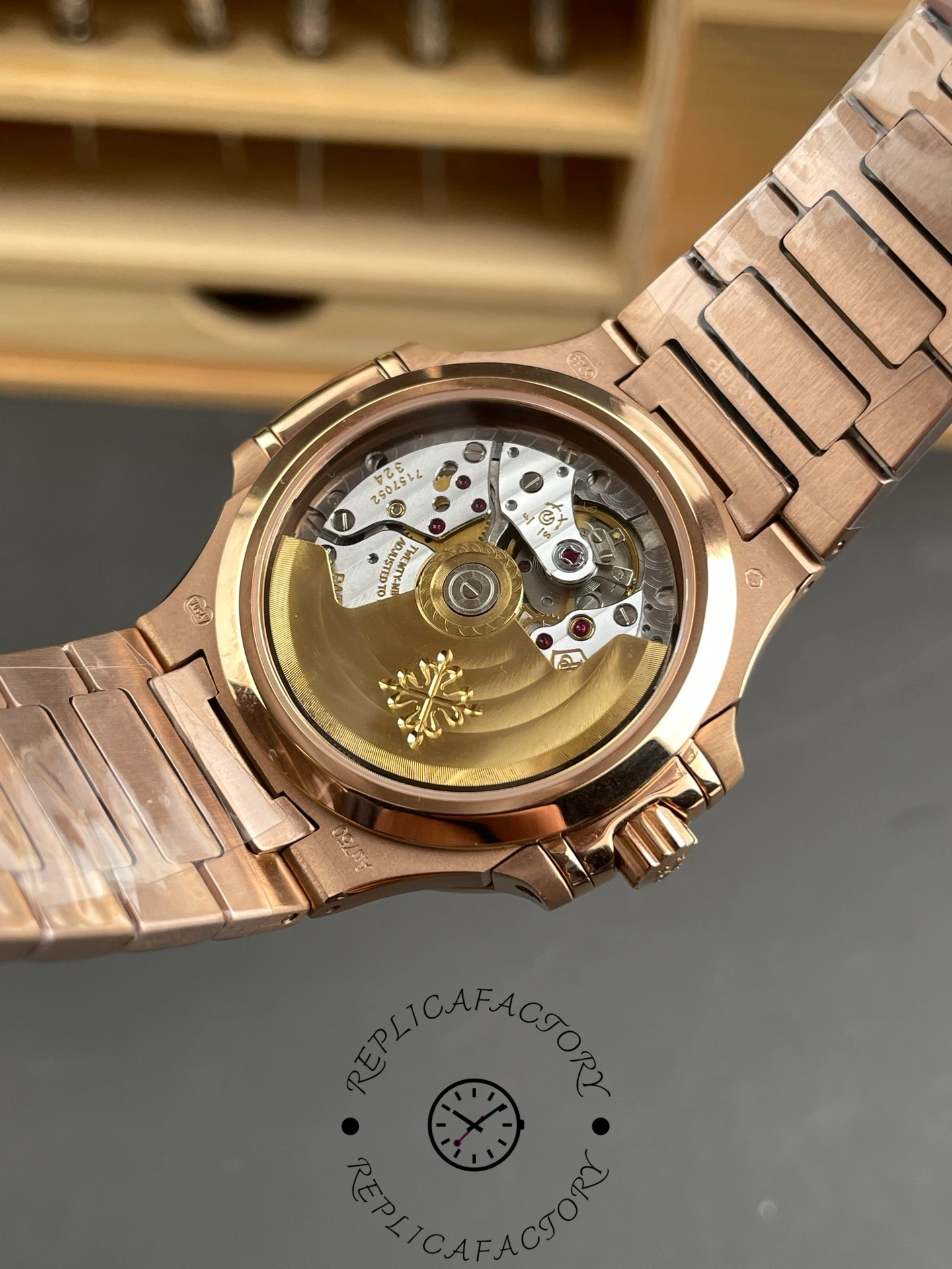 Replica Patek Philippe Nautilus 7118 1R 010 35.2mm
