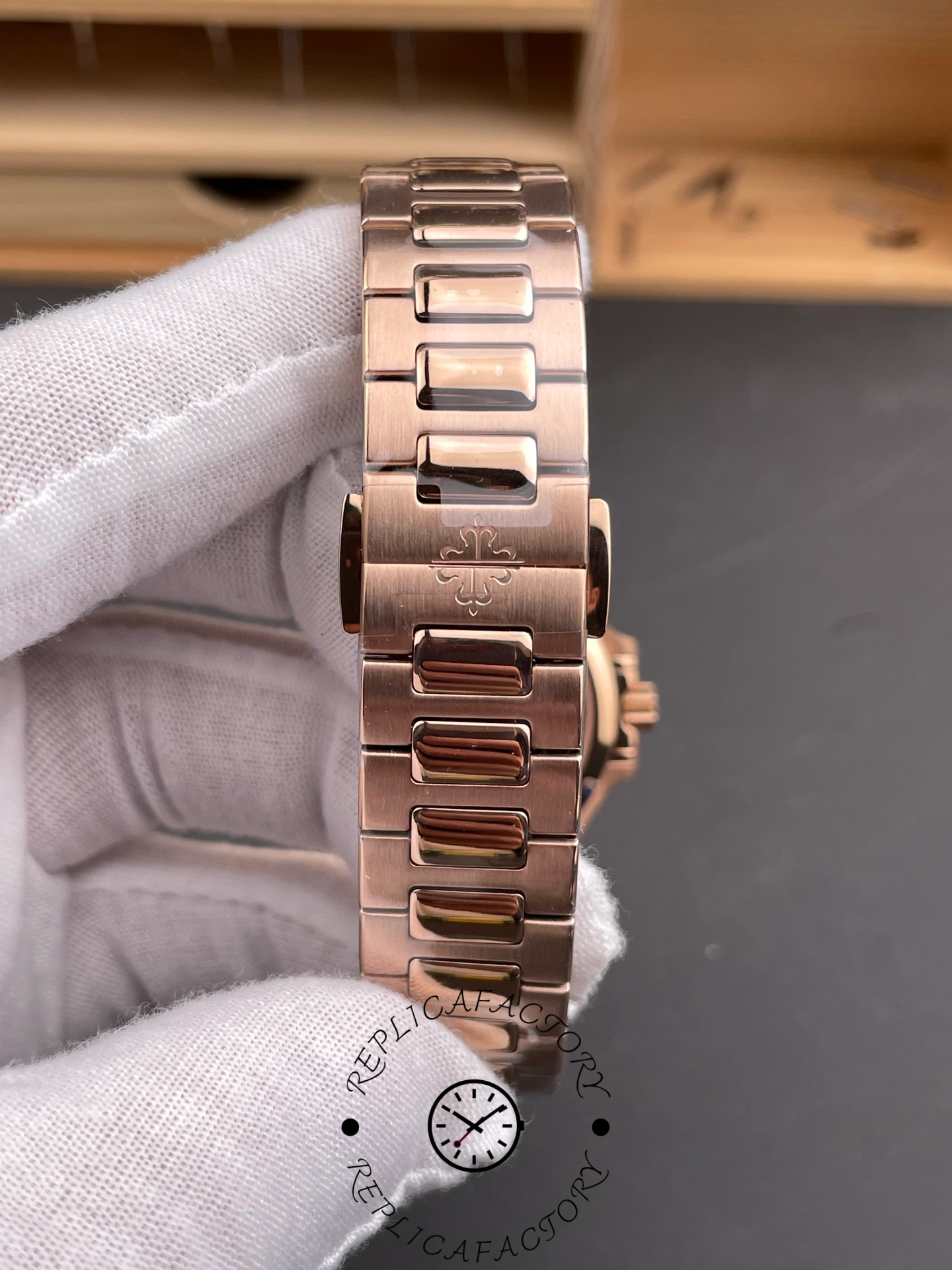Replica Patek Philippe Nautilus 7118 1R 010 35.2mm