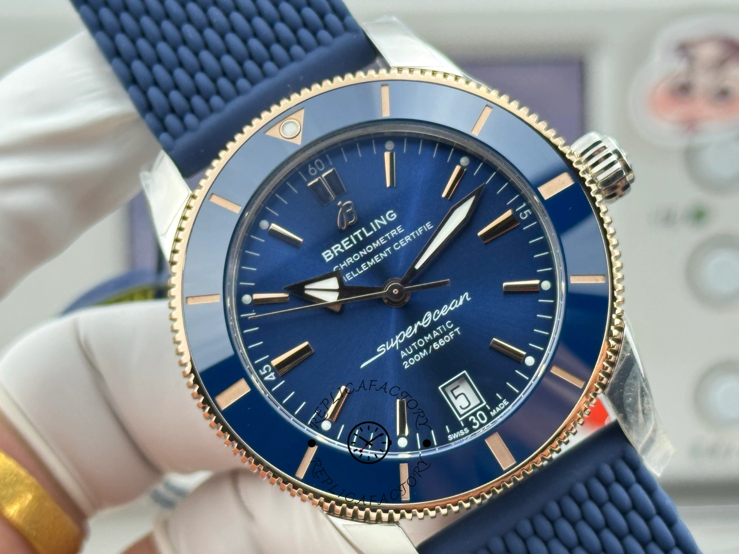 UB3112161C1S1 close dial shot, showing Breitling logo, Superocean text, and date at 6 o’clock.