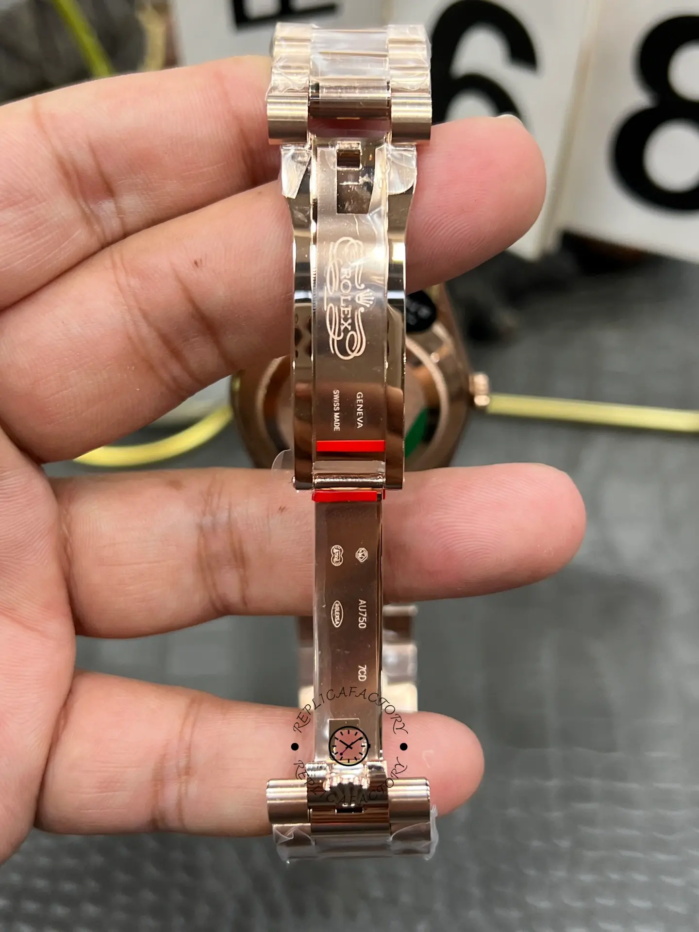 Rolex Day Date in 18 ct Everose Gold M228235 0055 40mm