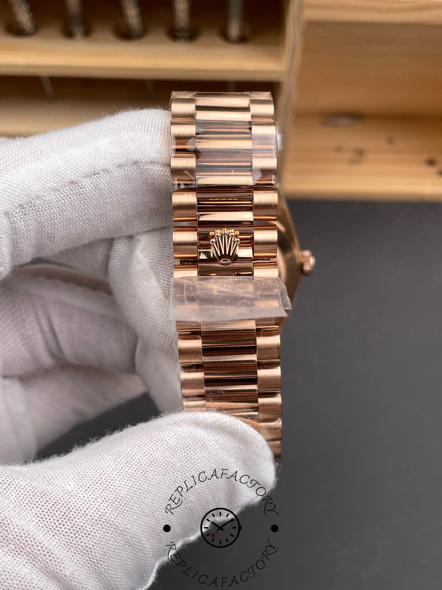 Rolex Day Date in 18 ct Everose Gold M228235 0055 40mm