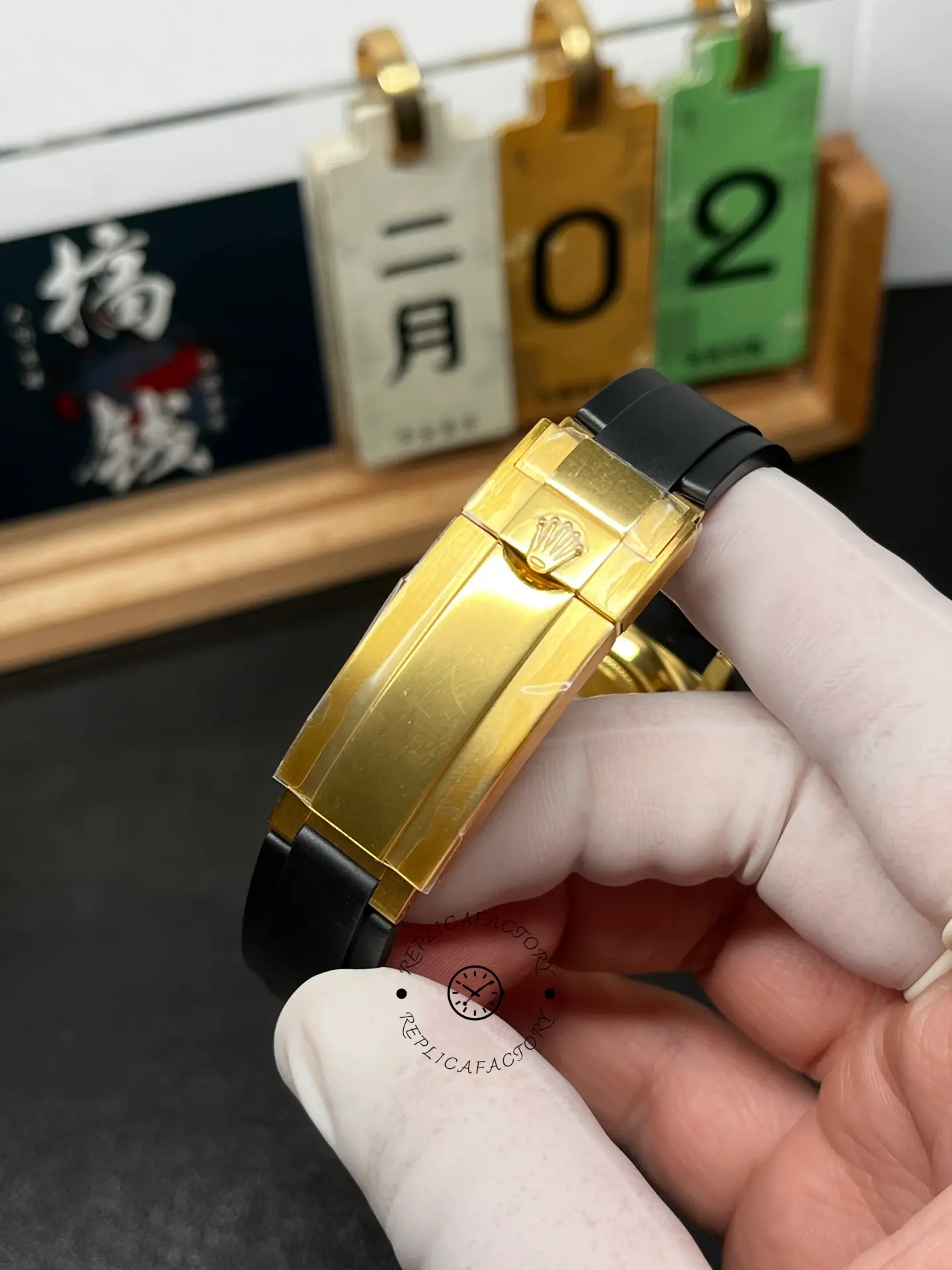 Clasp close-up of Rolex Daytona 126518LN-0014 showing folding clasp with Rolex crown logo.