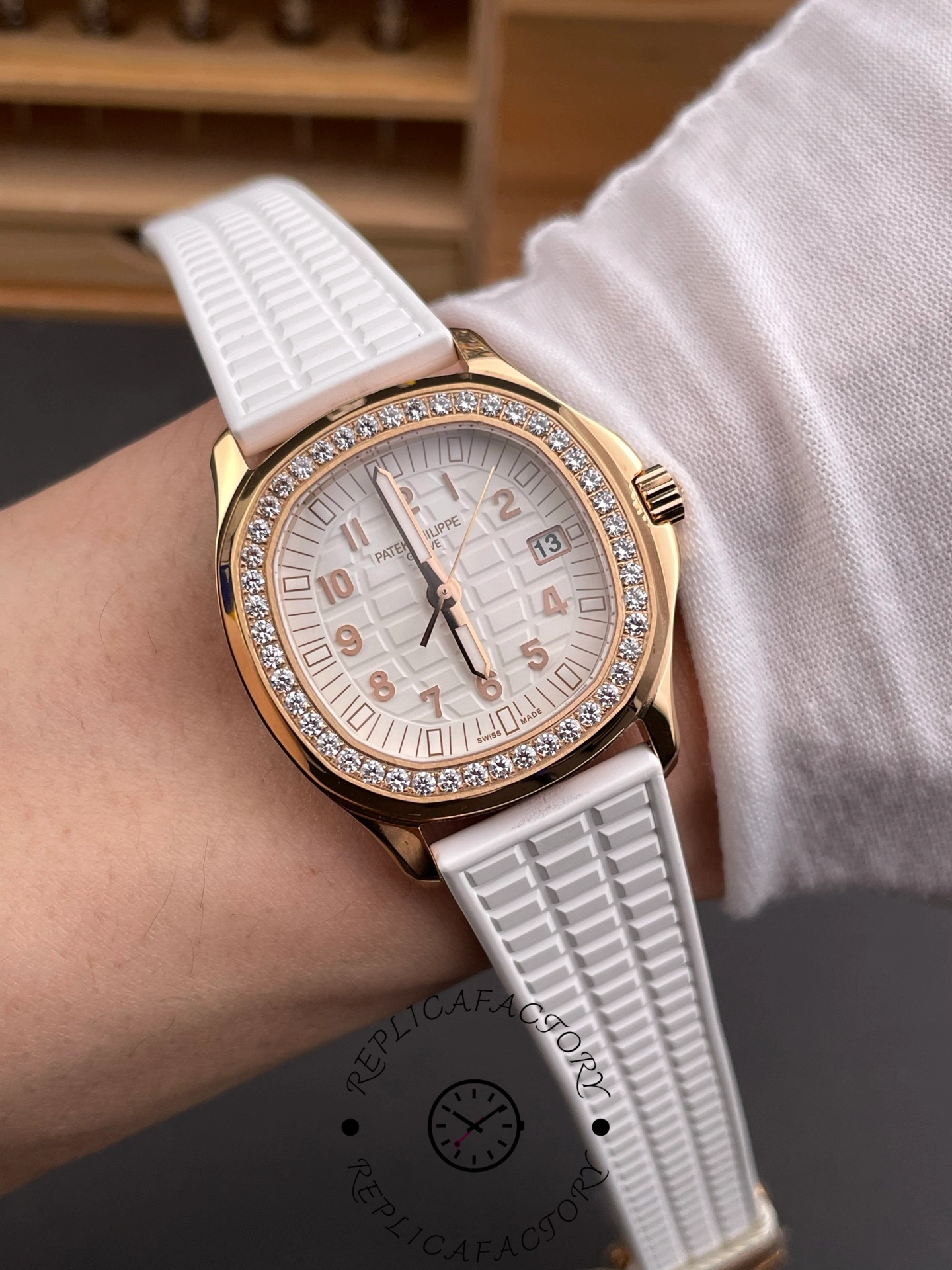 Replica Patek Philippe Aquanaut Rose Gold White Dial 5068R 010 35.6mm Lady Watch