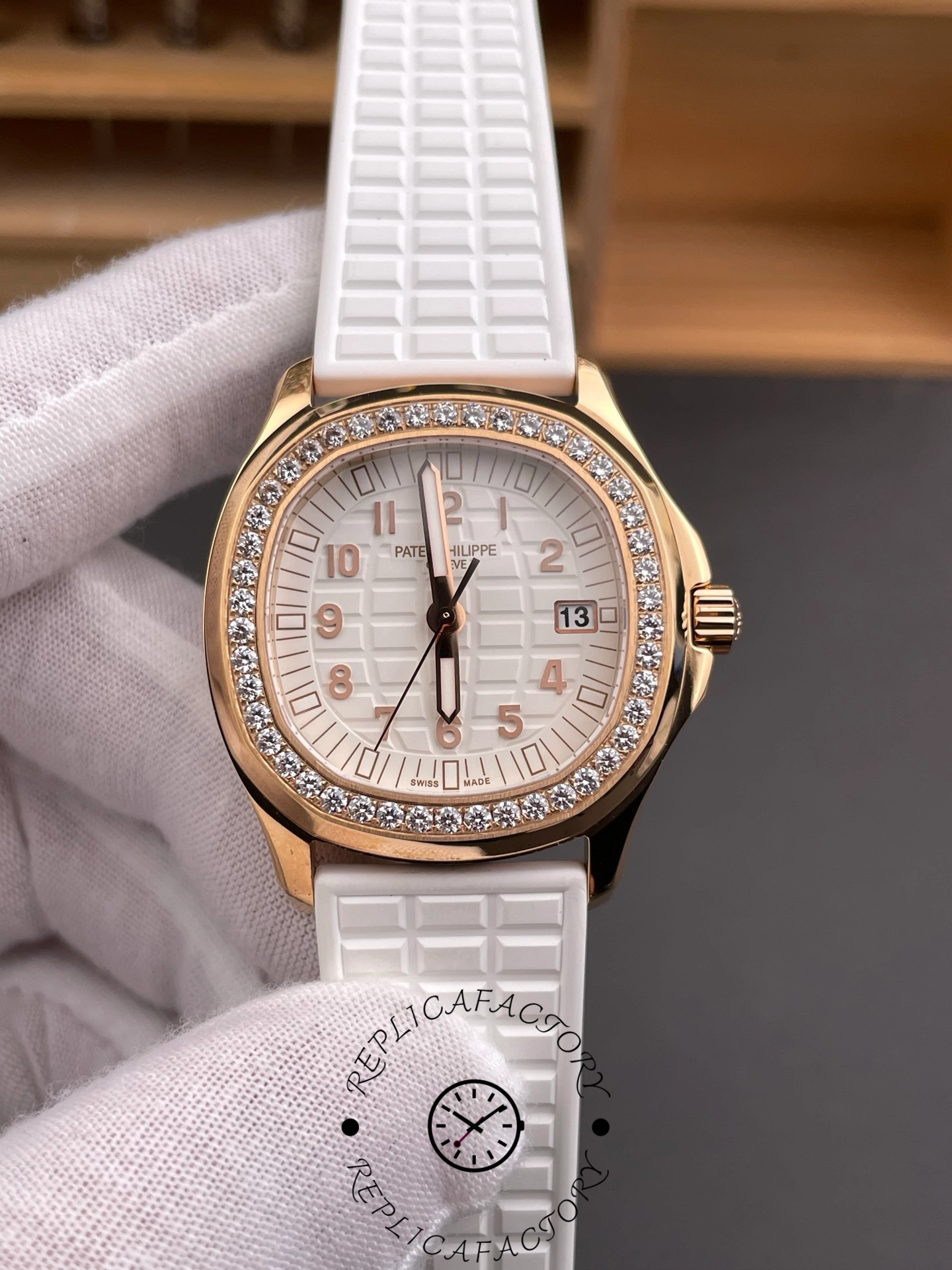 Replica Patek Philippe Aquanaut Rose Gold White Dial 5068R 010 35.6mm Lady Watch